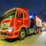 V deo mostra a Caravana de Natal da Coca Cola passando pela Cidade