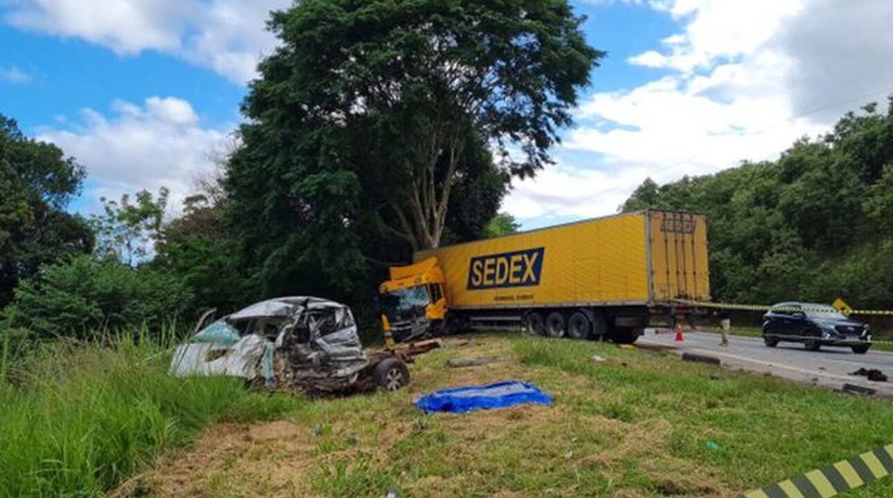 Caminhão dos Correios colide e deixa uma pessoa morta em Cachoeiro na BR-101