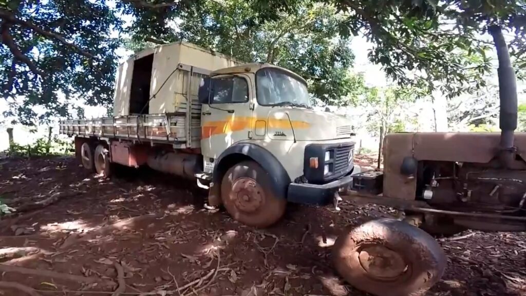 O caminhão mercedes 1114 que virou um galinheiro