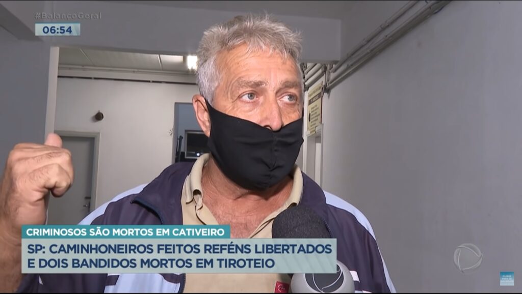 Caminhoneiros feitos reféns são libertados pela Polícia Militar que mata os sequestradores