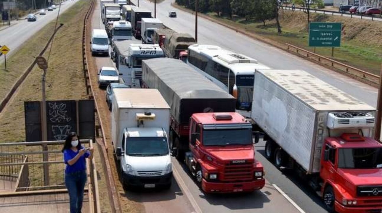 Caminhoneiros enviarão carta aos pré-candidatos à presidência, pois estão descontentes com o atual governo