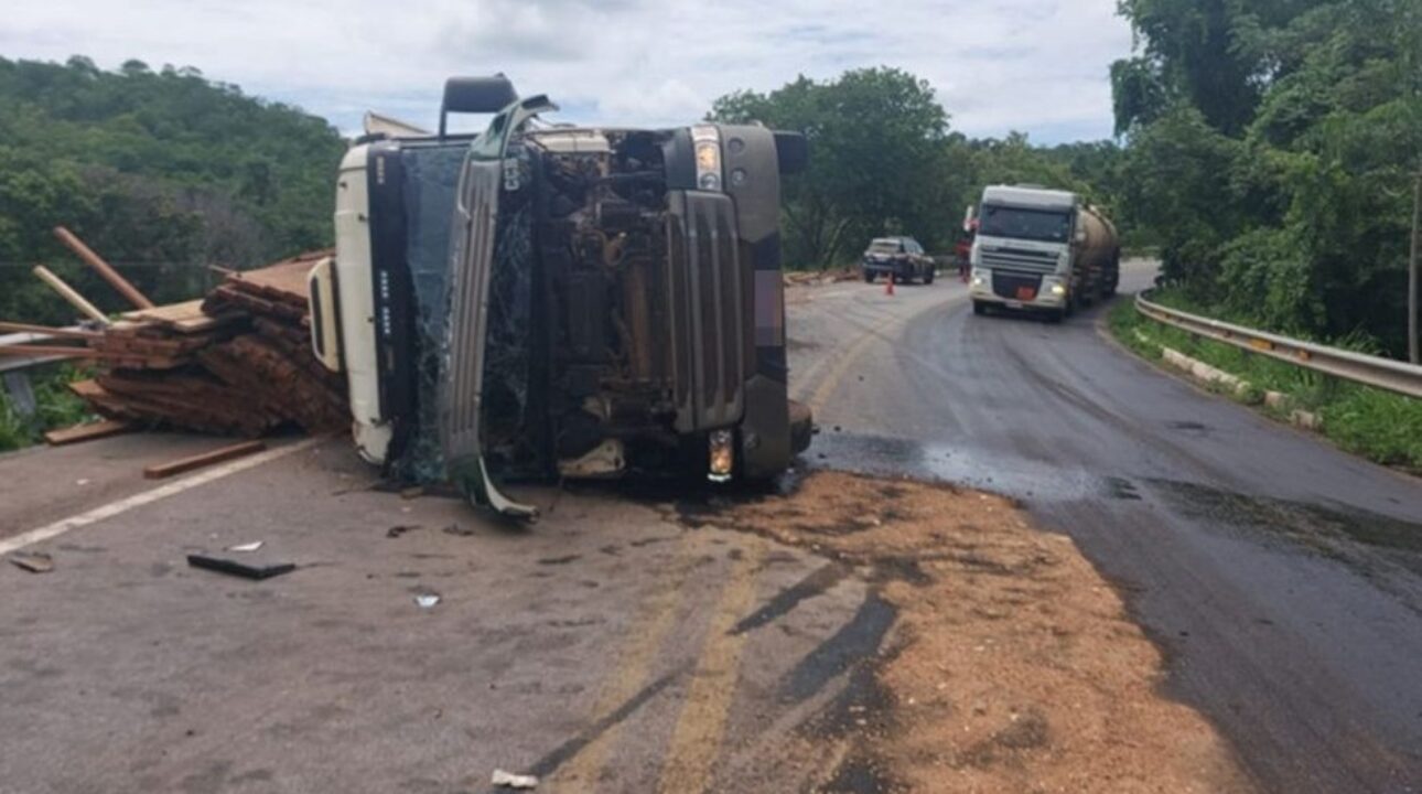 Carreta tomba e mulher morre na BR-070 em MT