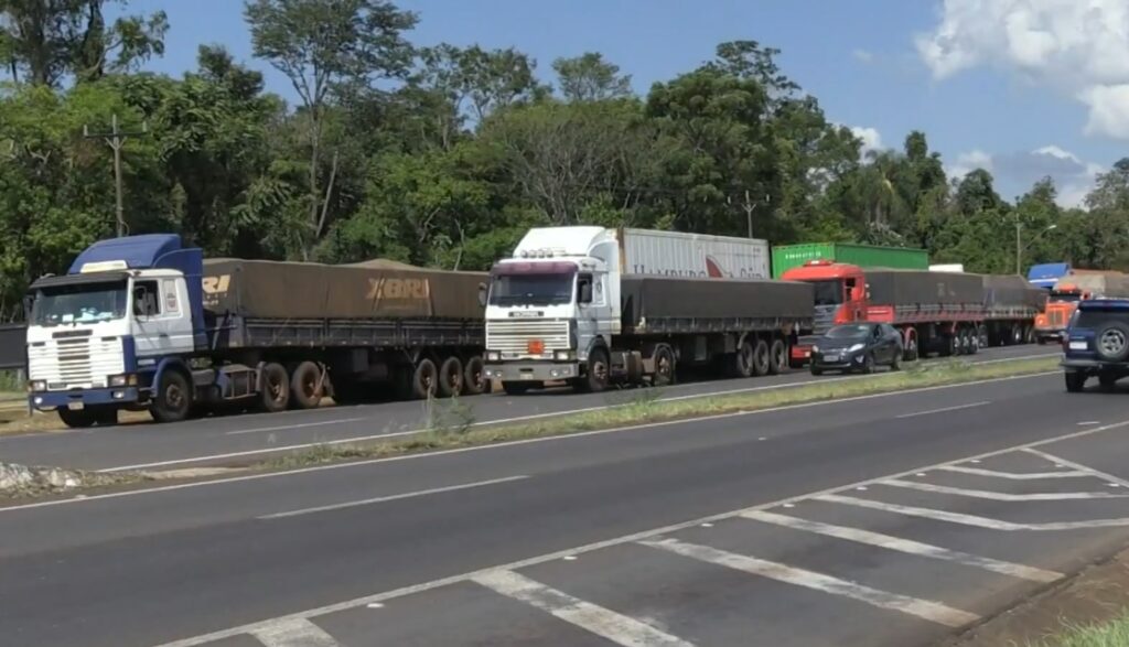 Caminhoneiros estão parados na fronteira com o Paraguai