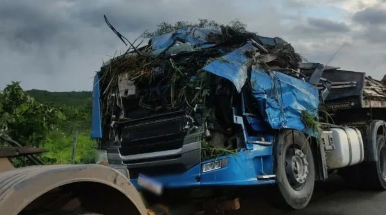 Motorista de 50 anos morre após caminhão capotar no entorno do DF