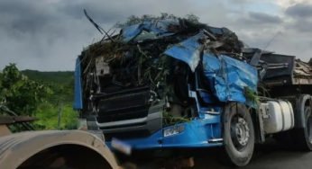 Motorista de 50 anos morre após caminhão capotar no entorno do DF