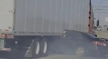 Carro é arrastado em alta velocidade com motorista dentro
