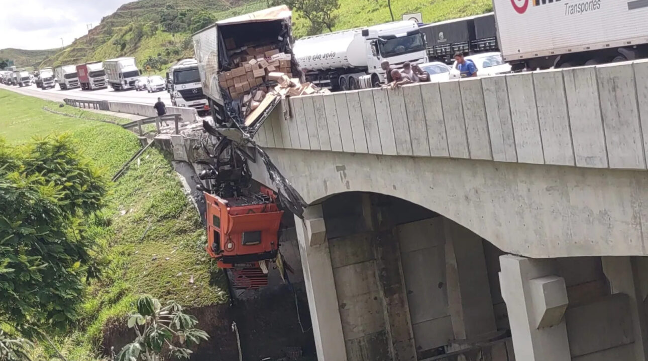 Acidente na Via Dutra em Cachoeira Paulista/SP deixa cabine do caminhão pendurada no viaduto