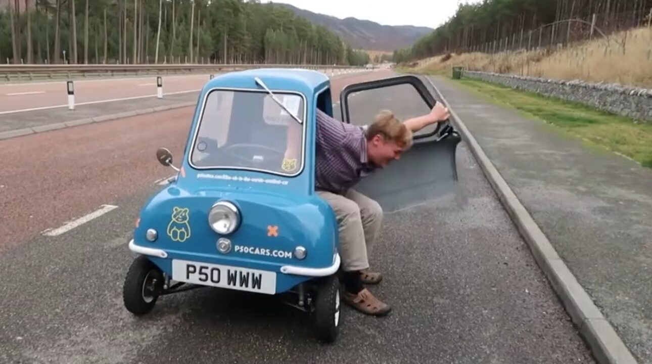 Homem atravessa a Grã-Bretanha no menor carro motorizado do mundo