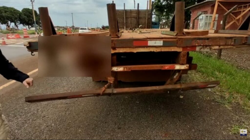 Caminhão com barra de ferro no lugar do para-choque é flagrado pela PRF