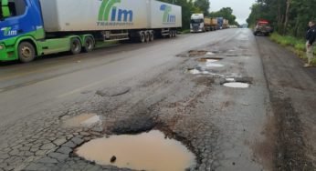 Agentes da PRF orienta caminhoneiros a trafegar na precária BR-153