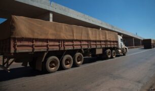 Bolsonaro sanciona lei BR do Mar que pode reduzir o frete por caminhões