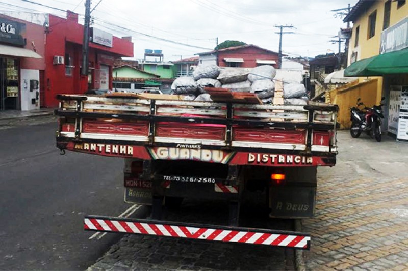 Caminhões são proibidos de descarregar durante o dia em Porto Seguro, Bahia