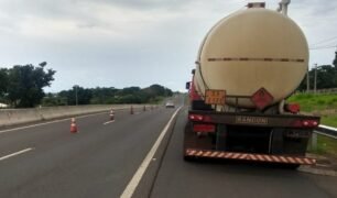 Caminhoneiro morre atropelado após descer de caminhão e motorista foge