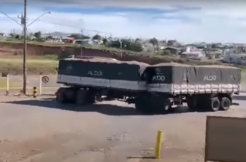 Caminhoneiro se enrosca em manobra e fica preso em pátio