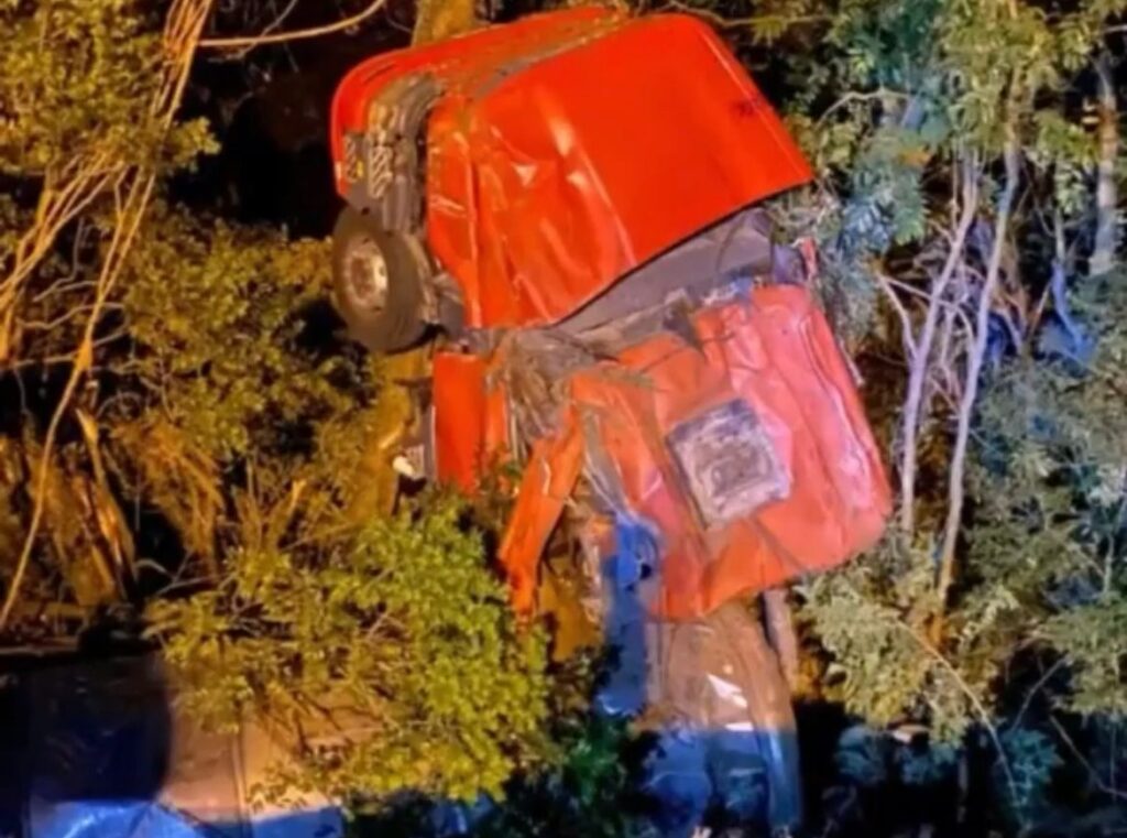 Caminhoneiro tenta desviar e acaba caindo em ribanceira de 15 metros