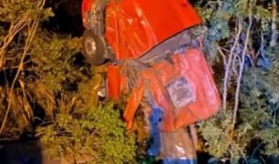 Caminhoneiro tenta desviar e acaba caindo em ribanceira de 15 metros