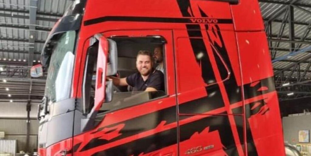 Cantor Zé Neto adquire caminhão Volvo FH-460 avaliado em mais de meio milhão