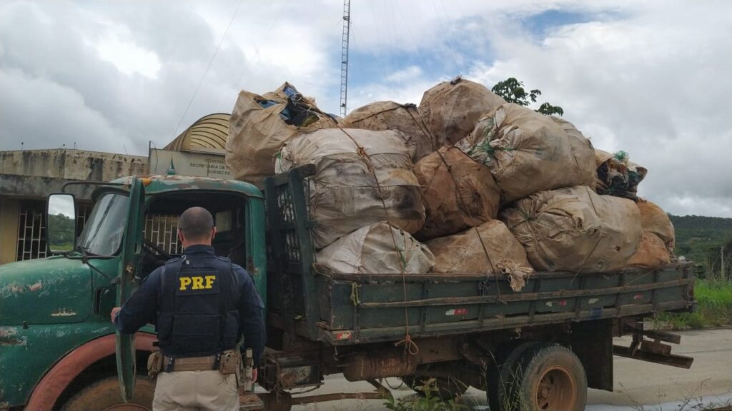 PRF flagra caminhão caindo aos pedaços e motorista sem habilitação