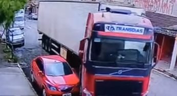O perigo do ponto cego em caminhões: Caminhão bate em carro em um túnel