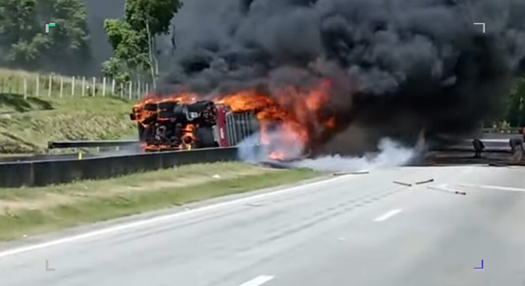 Caminhão pega fogo em Campos na BR-101