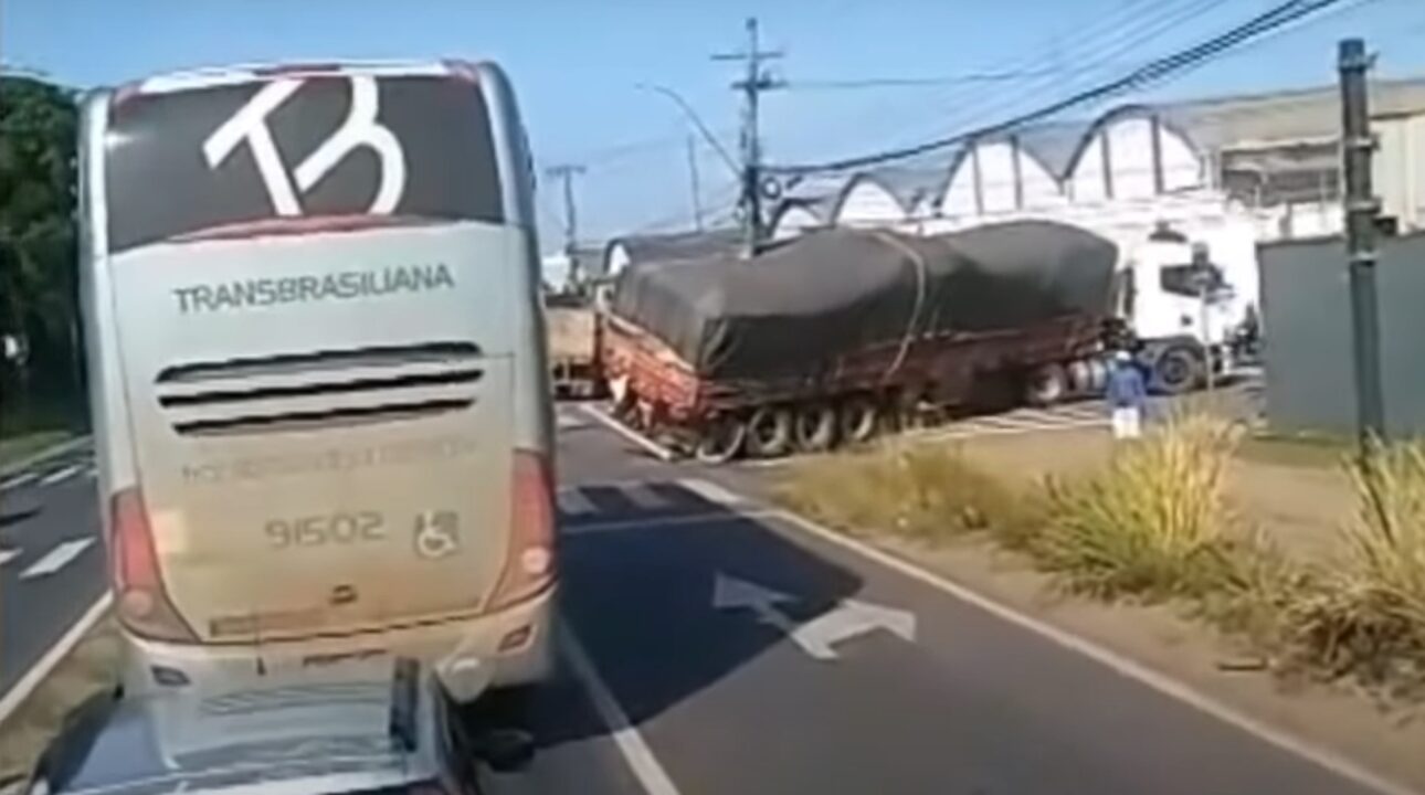 Vídeo mostra um motorista de caminhão em apuros