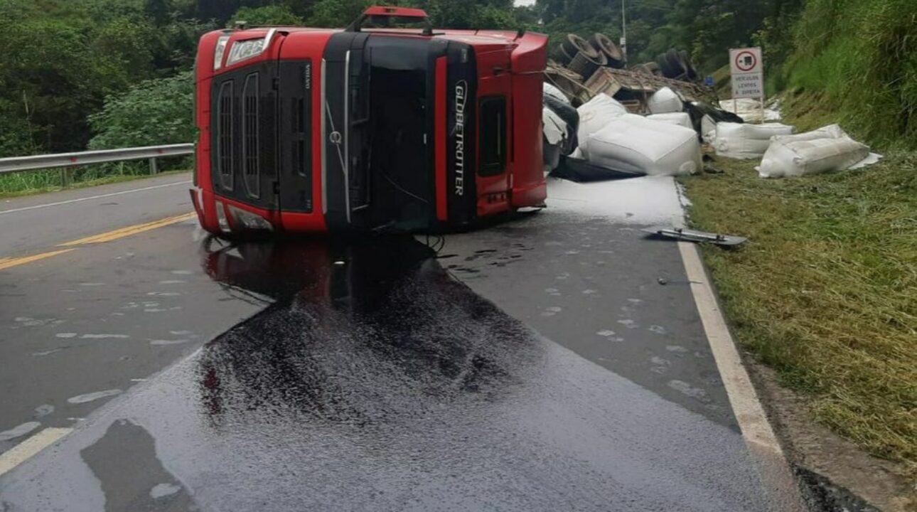 Na BR-393, em Barra do Piraí, uma carreta bitrem carregada com polietileno tomba e o motorista fica ferido