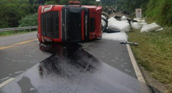 Na BR-393, em Barra do Piraí, uma carreta bitrem carregada com polietileno tomba e o motorista fica ferido