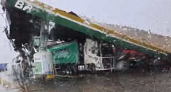 Vento de 200 quilômetros por hora arranca cobertura de posto em Poções na Bahia