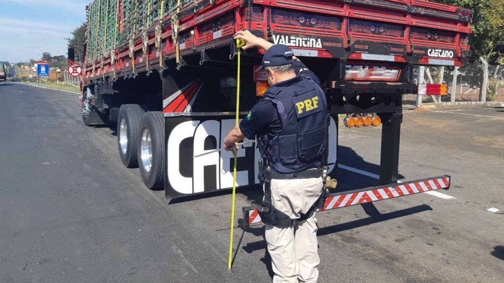 Eixo traseiro arqueado em caminhões aumenta risco de acidentes fatais