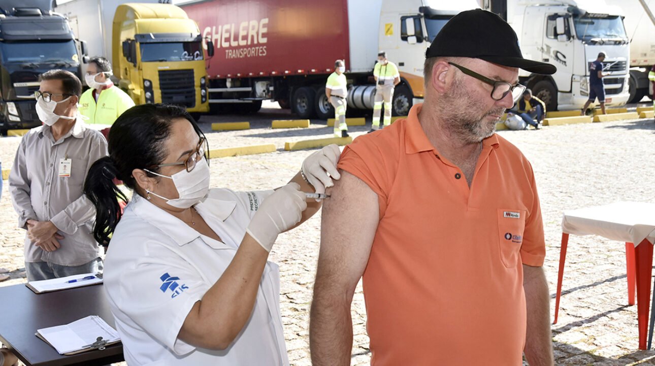 Caminhoneiros terão prioridade na vacinação contra gripe.
