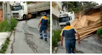 Carga de carreta tomba após caminhoneiro acessar rua estreita