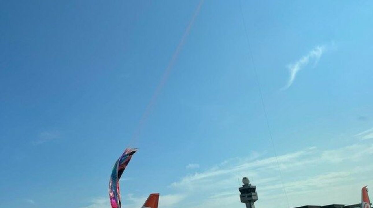 Balão cai em aeroporto e quase atinge caminhão