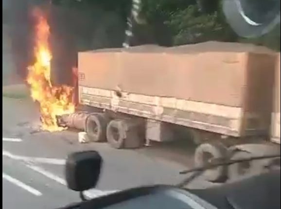 Cabine de caminhão pega fogo na BR-376 e chama atenção