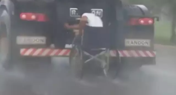 Cadeirante pega rabeira em caminhão e sofre grave acidente