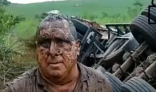 Caminhão cai de ribanceira e caminhoneiro perde amigo: "Meu amigo bruxo morreu afogado no barro"