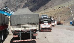 Caminhoneiros ainda sofrem com as restrições na fronteira do Chile com a Argentina