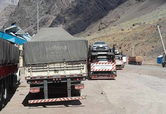 Caminhoneiros ainda sofrem com as restrições na fronteira do Chile com a Argentina