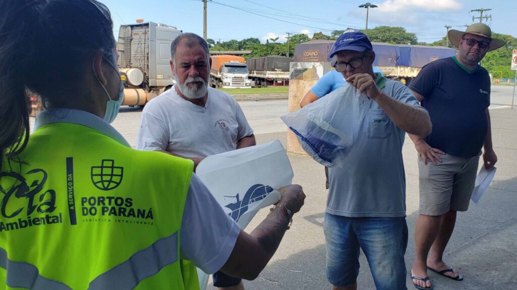 Campanha conscientiza caminhoneiros sobre emissão de fumaça preta