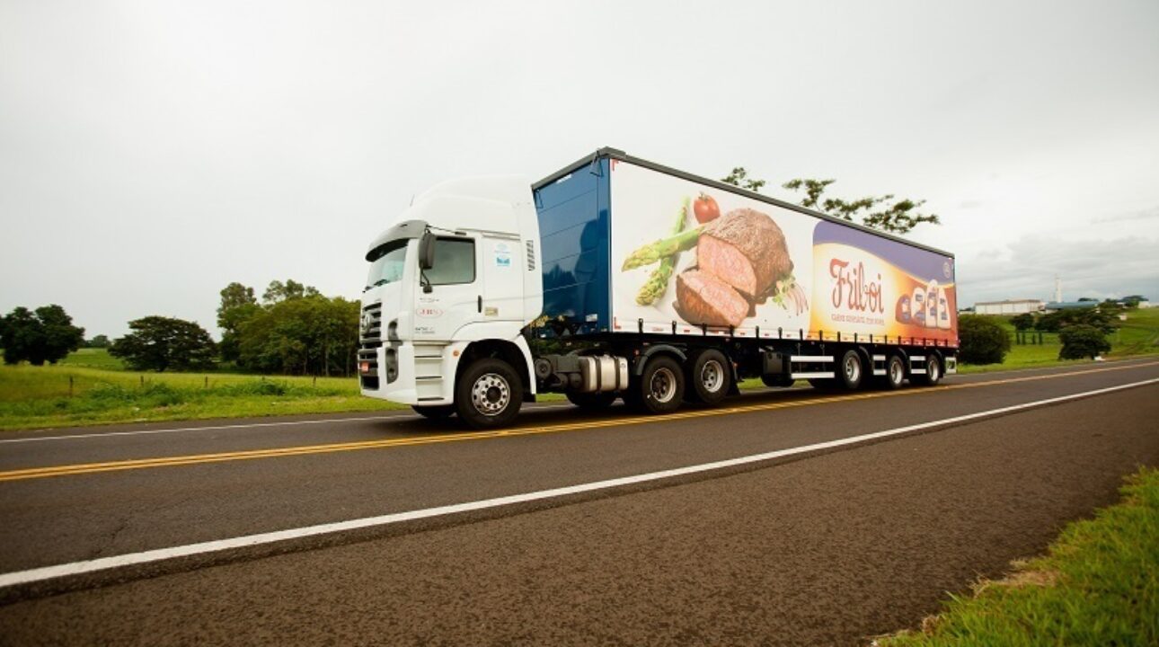 Transportadora JBS abre cerca de 100 vagas para motorista em todo Brasil