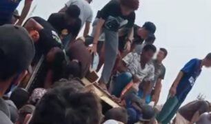 Multidão de pessoas arrombam caminhão tombado para saquear carga