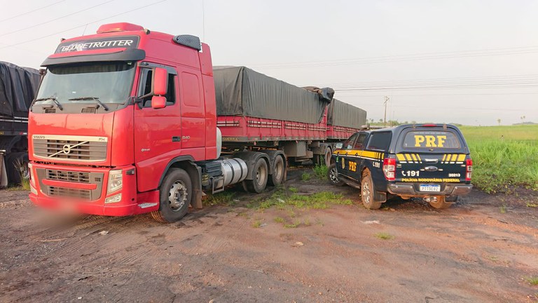 PRF apreende carreta e cerca de 30 metros cúbicos de madeira na BR-010