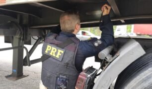 PRF encontra carreta adulterada e bloqueada na BR-116 pelo rastreador