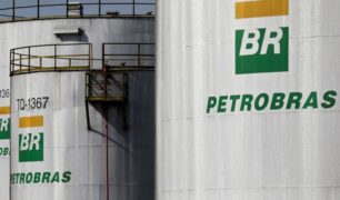 Petrobras bate recorde em lucros no ano de 2021 com vendas de combustíveis