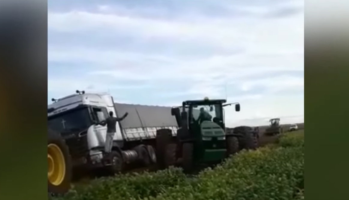 Vídeo: Tratores tentam guinchar caminhão e o pior acontece