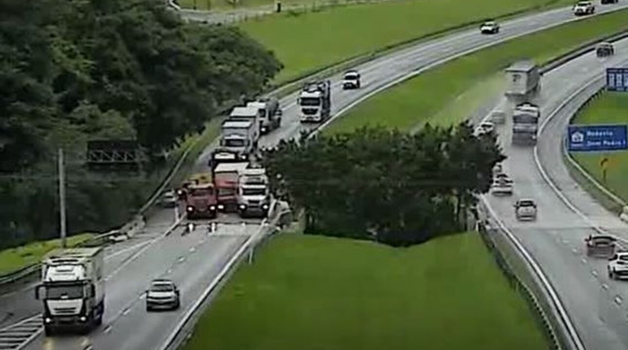 Três caminhões colidem após caixa d’água cair do teto de um carro na Rodovia D. Pedro I