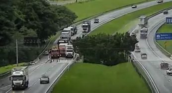 Três caminhões colidem após caixa d’água cair do teto de um carro na Rodovia D. Pedro I