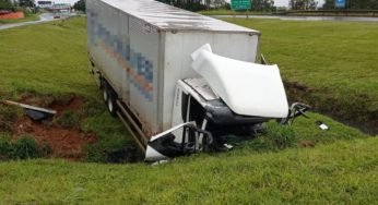 Caminhoneiro bate caminhão em barranco e morre em Minas Gerais
