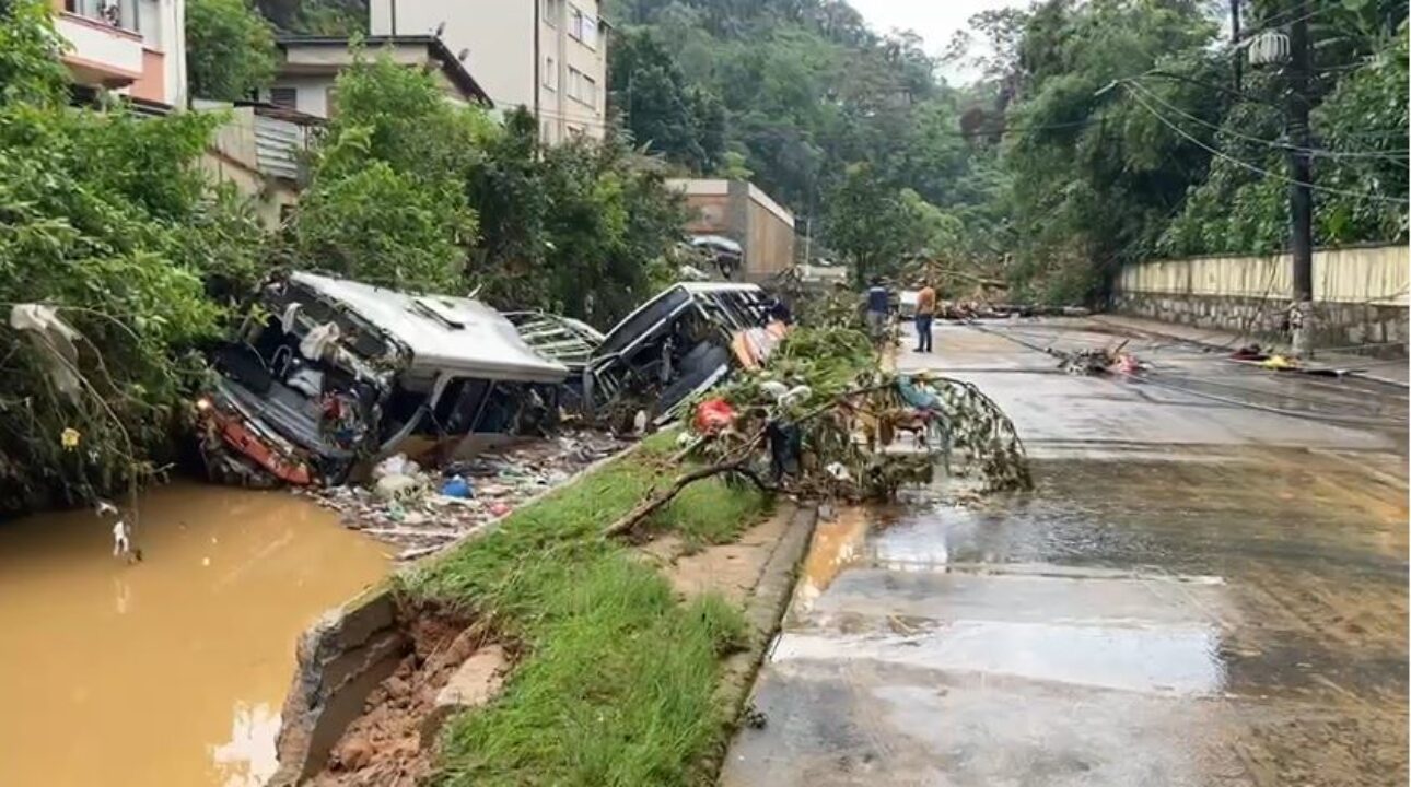 BR-040 no trecho Rio x Petrópolis flui em meia pista devido ao temporal e deixa o trânsito lento