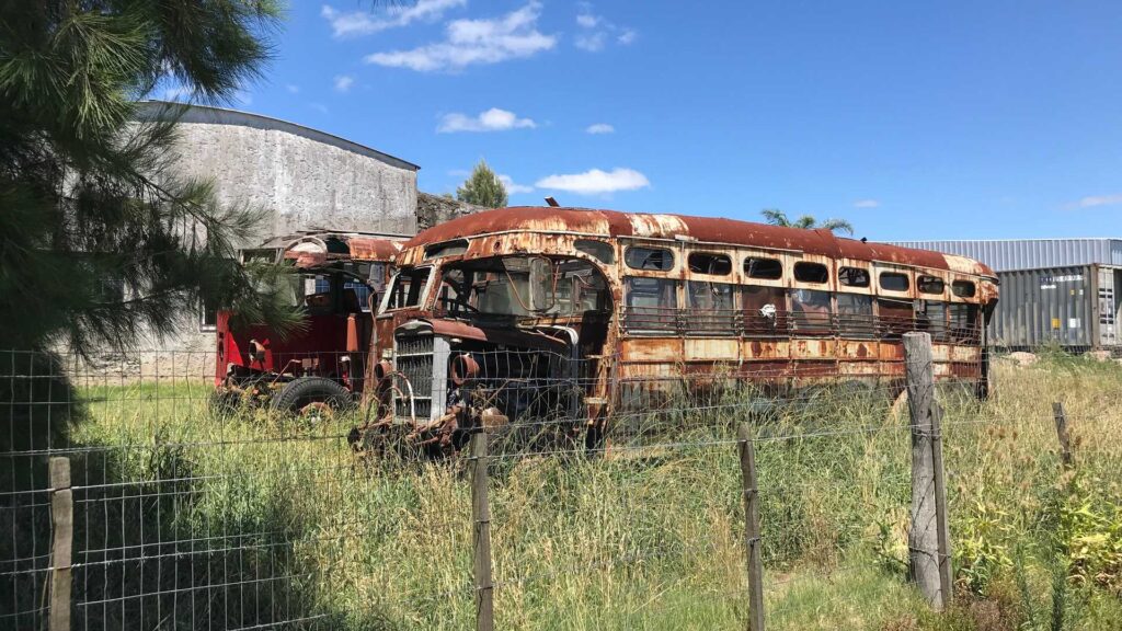 Museu a céu aberto com diversas relíquia no Uruguai 