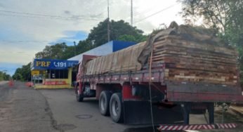A Polícia Rodoviária Federal autuou um caminhão que trafegava com madeira nativa irregular
